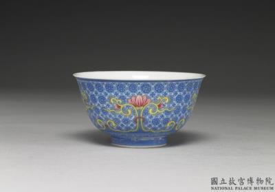 图片[2]-Tea bowl with flower on a carved blue ground in falangcai painted enamels, Qianlong reign (1736-1795), Qing dynasty-China Archive